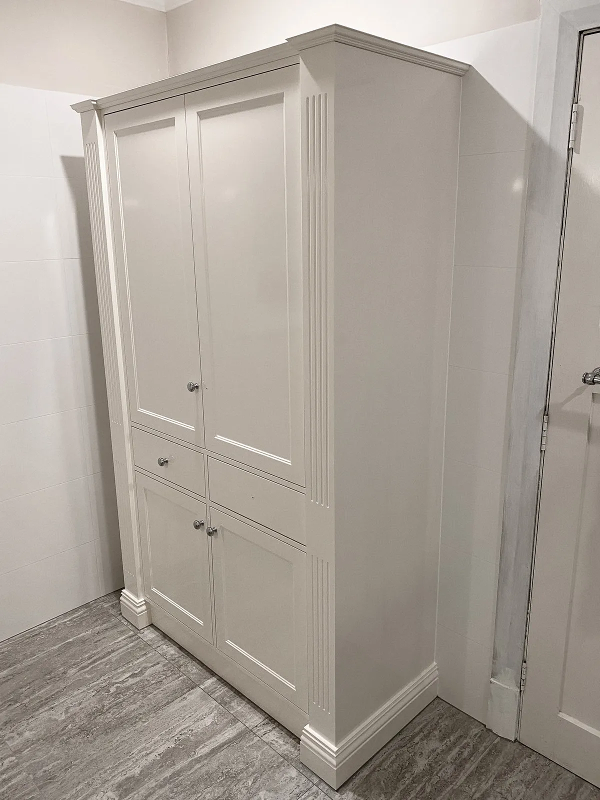 Freestanding wardrobe cabinet