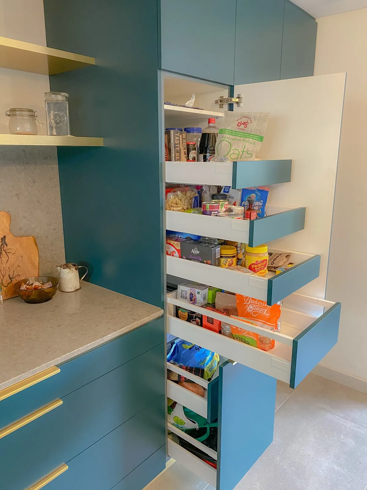 Pull-out pantry towers