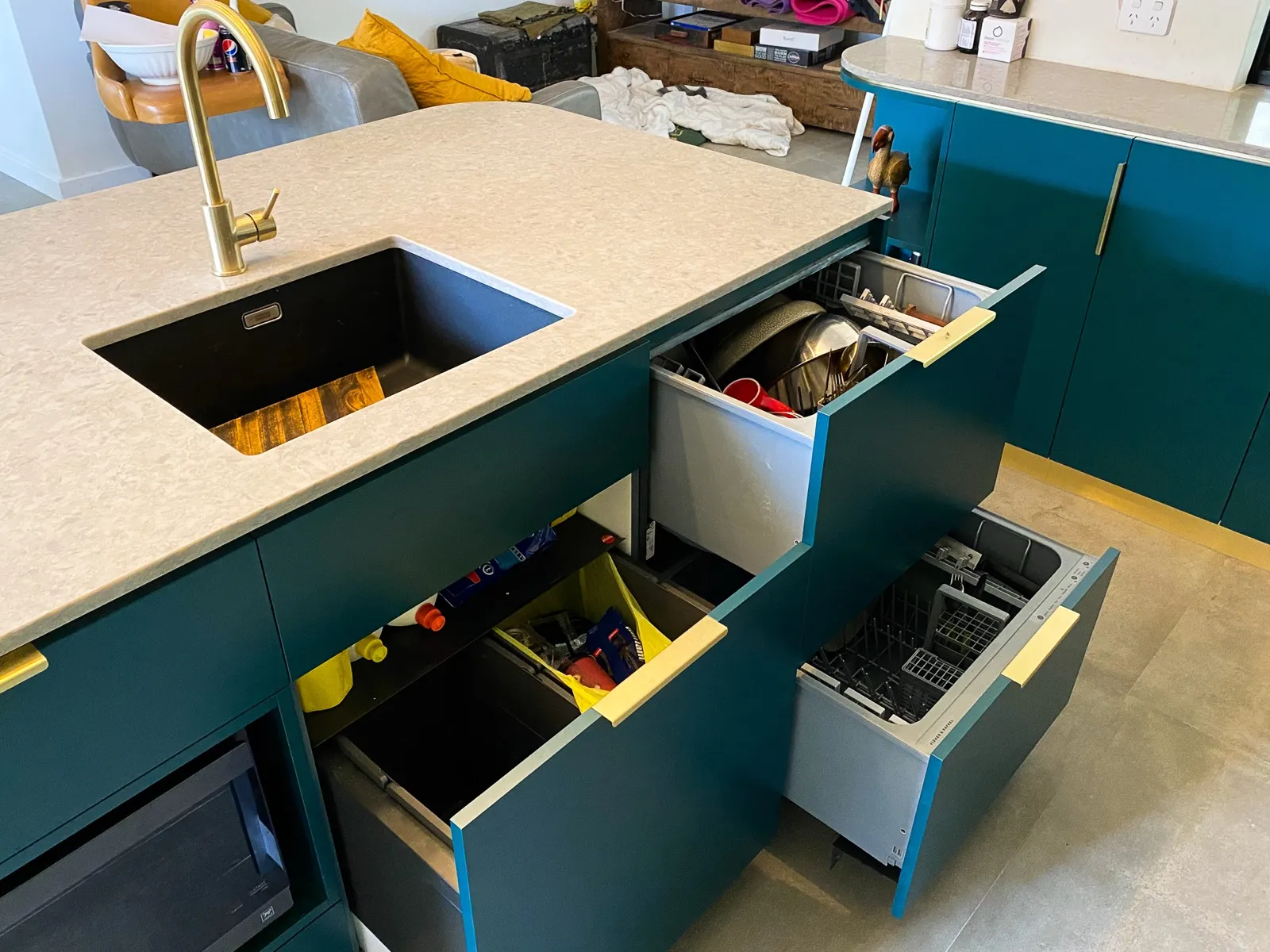 Island with integrated dish drawers