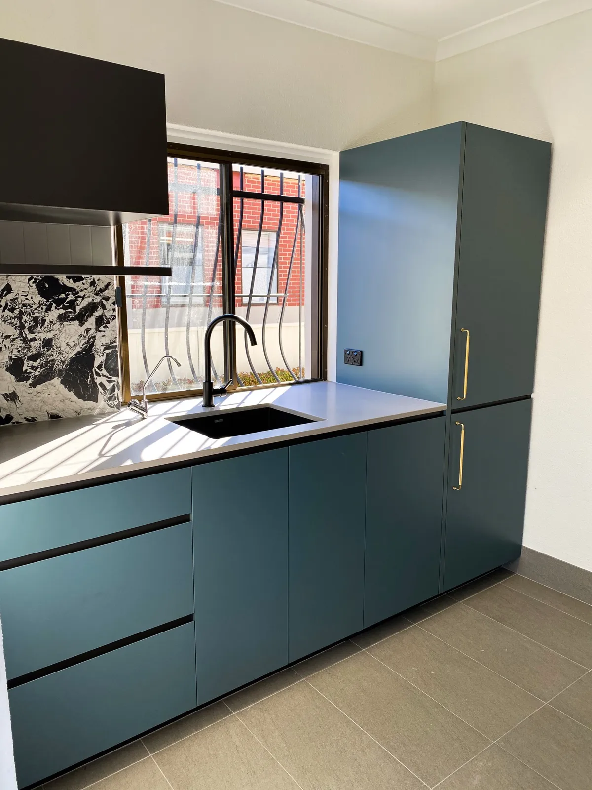 Slate blue scullery, stone splashback