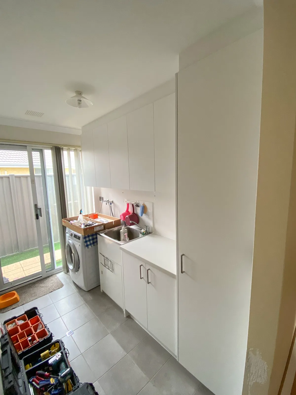White laundry fit-out