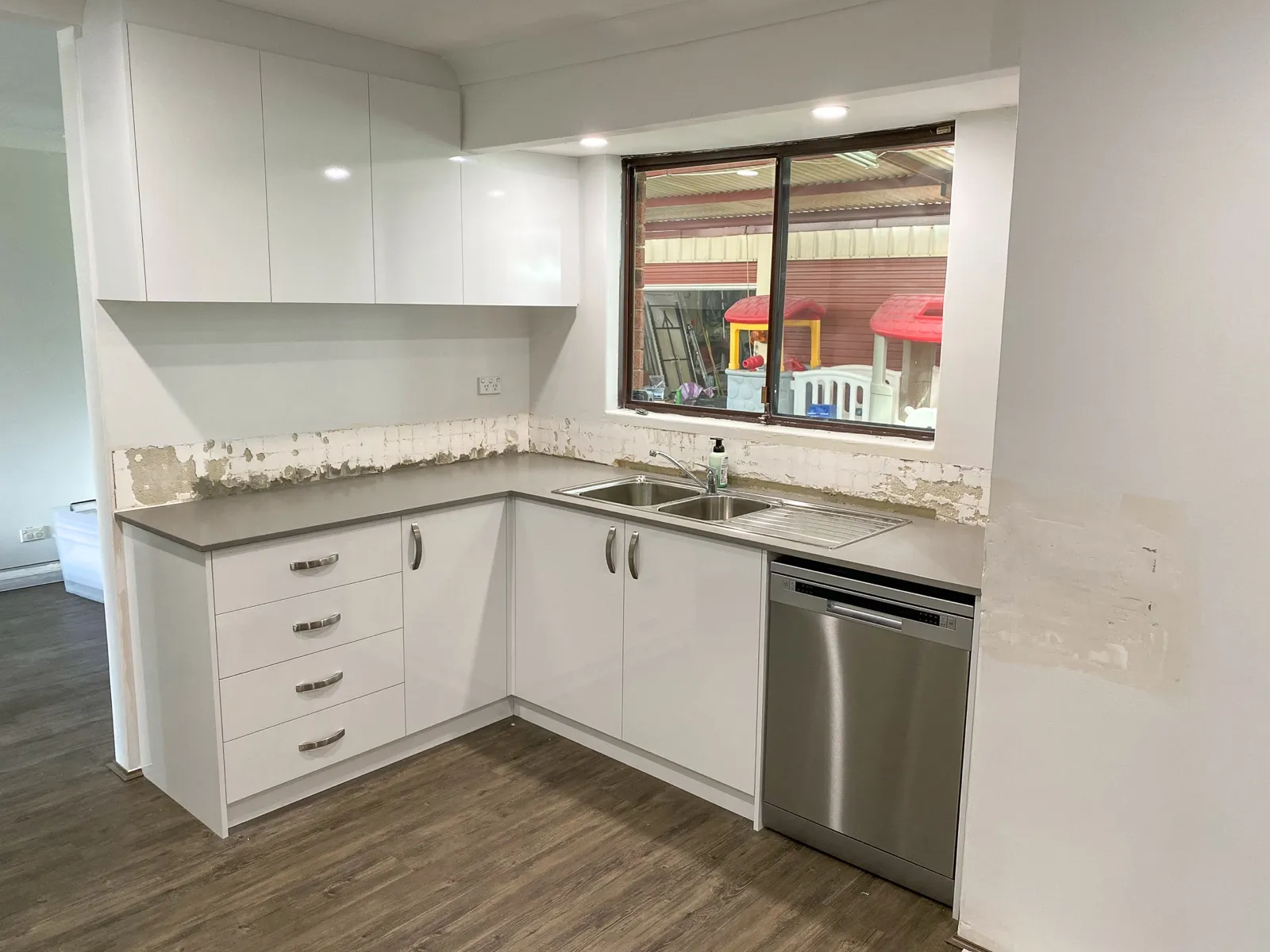 White kitchen, corner run