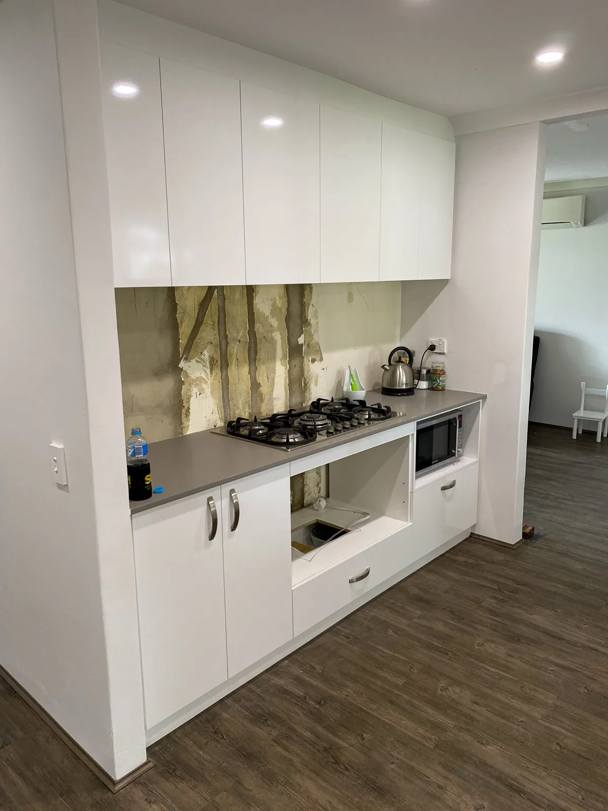 Gloss kitchenette with gas cooktop