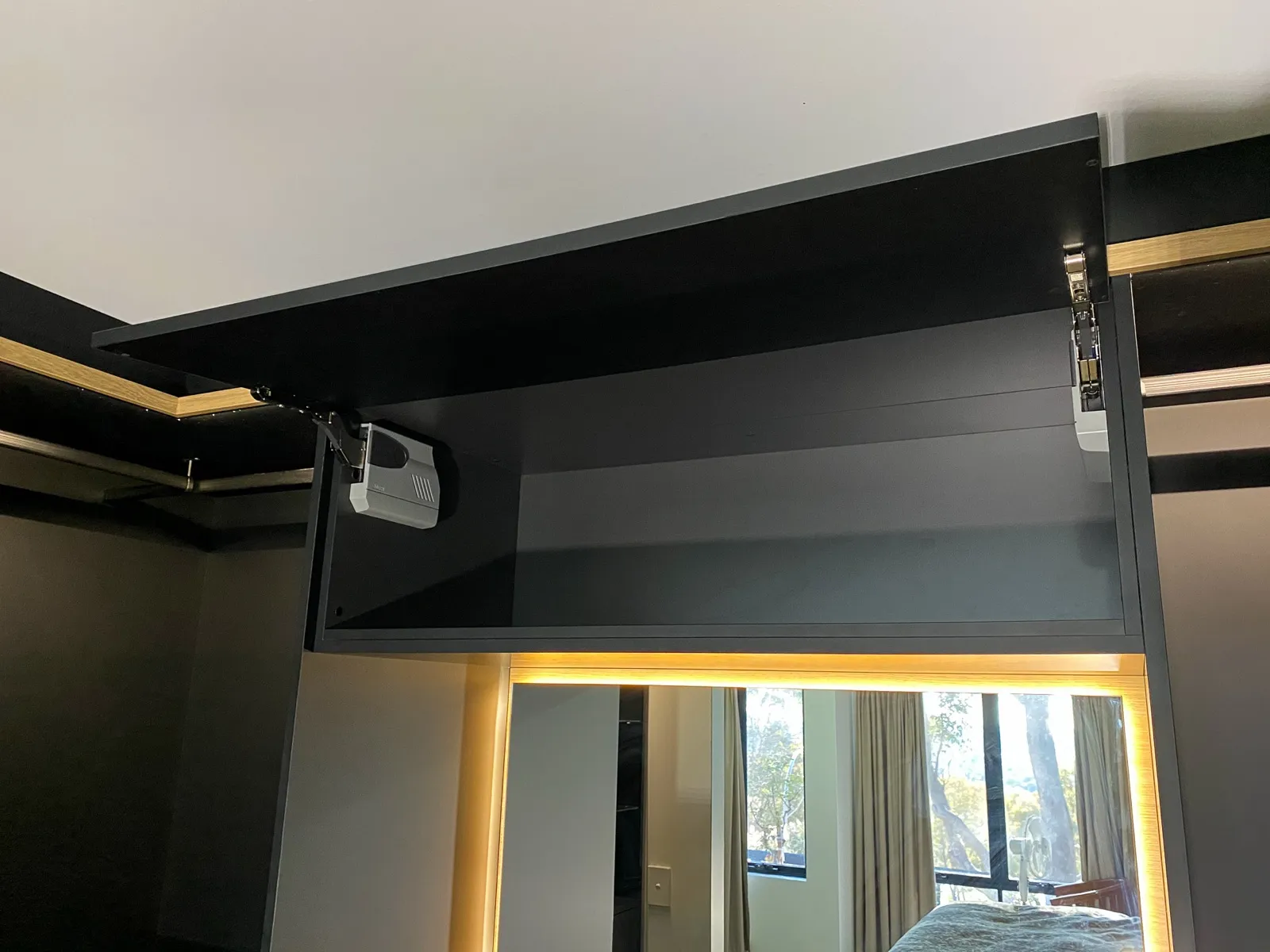 Servo lift-up overhead