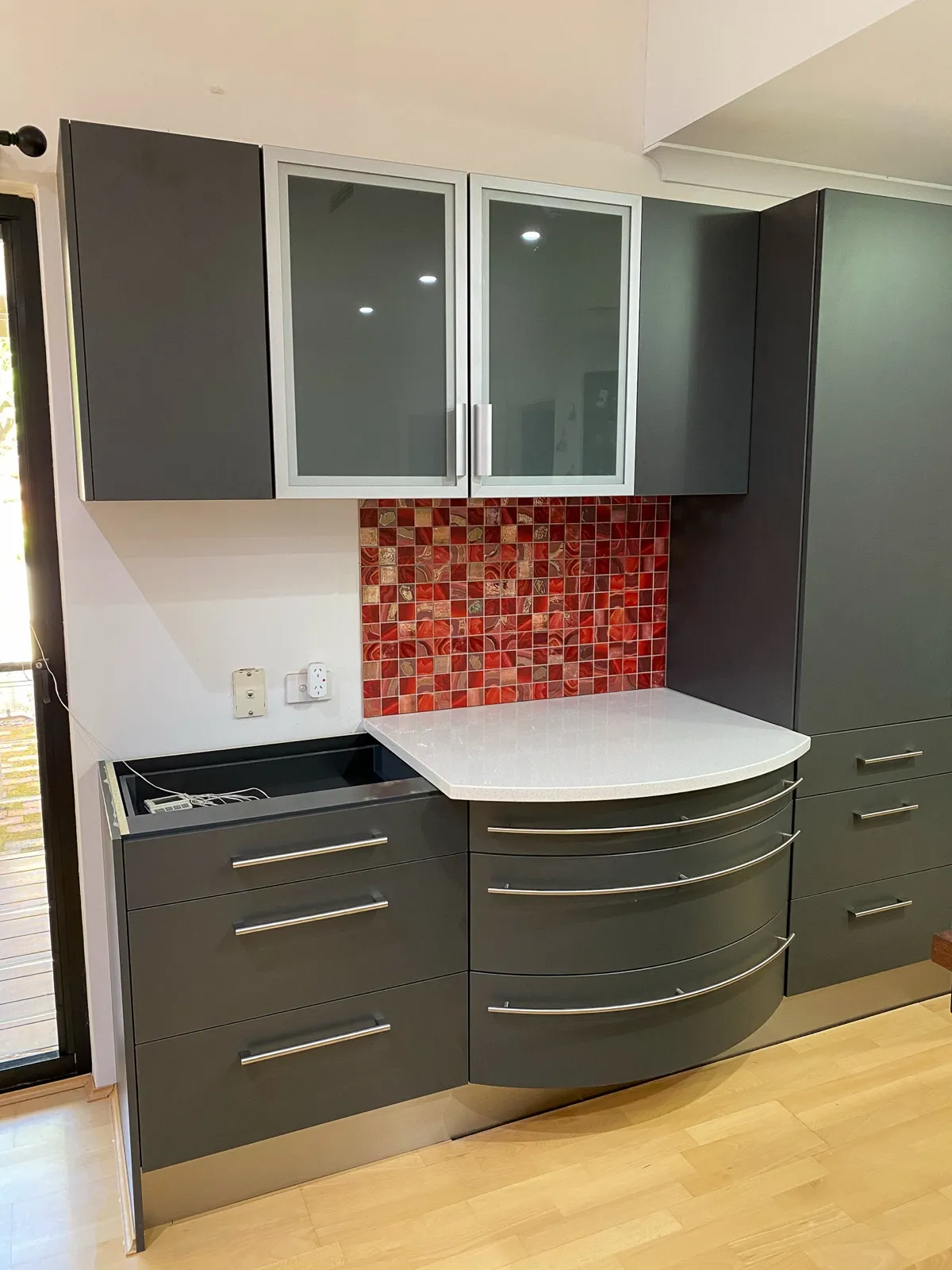Curved drawer bank, glass uppers