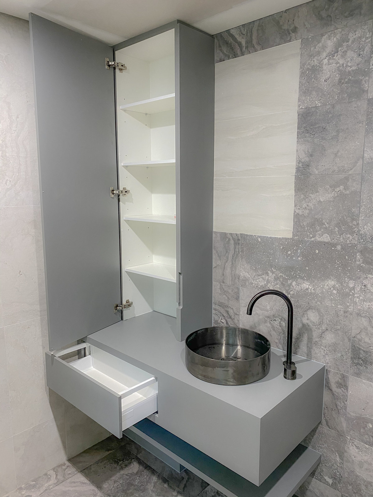 Wall-hung vanity, steel basin